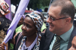 Ministro Gabas foi abordado pelas mulheres ao descer do carro de som.  