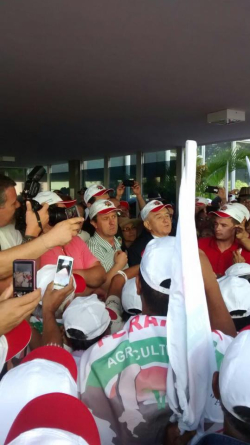 Ministro do Trabalho Manoel dias, desce de seu gabinete e sauda os agricultores da FETRAF/BRASIL